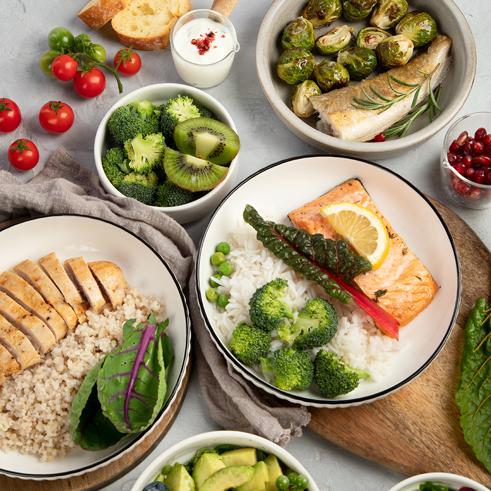 Assiettes avec des aliments variés, équilibrés et colorés