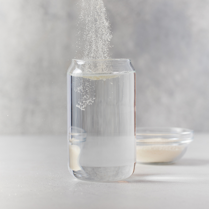 Verre d'eau avec poudre de collagène