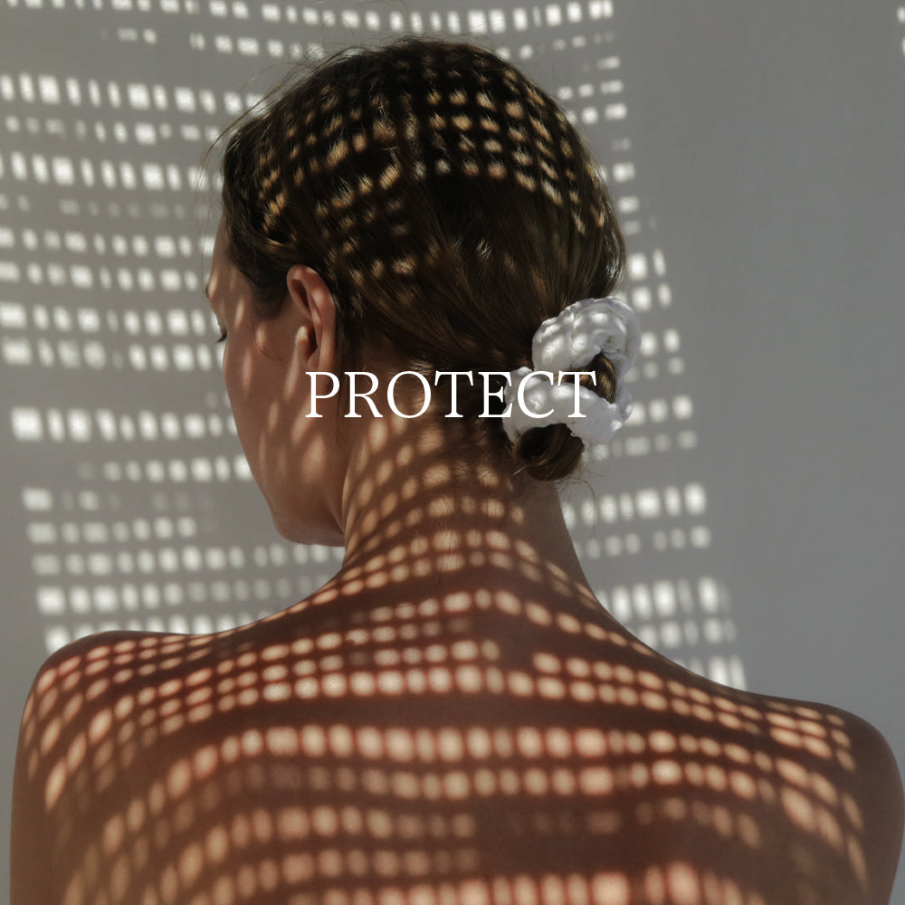 Femme de dos avec le mot Protect au milieu