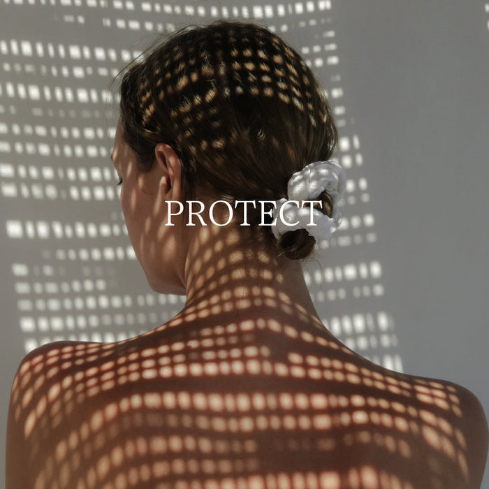 Femme de dos avec le mot Protect au milieu