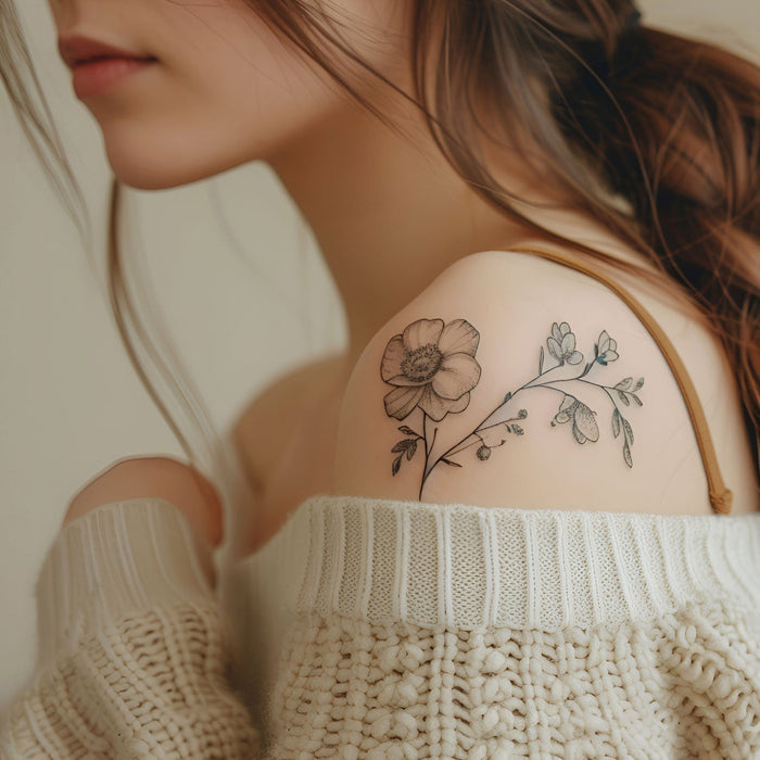 Epaule d'une femme avec un tatouage d'une fleur