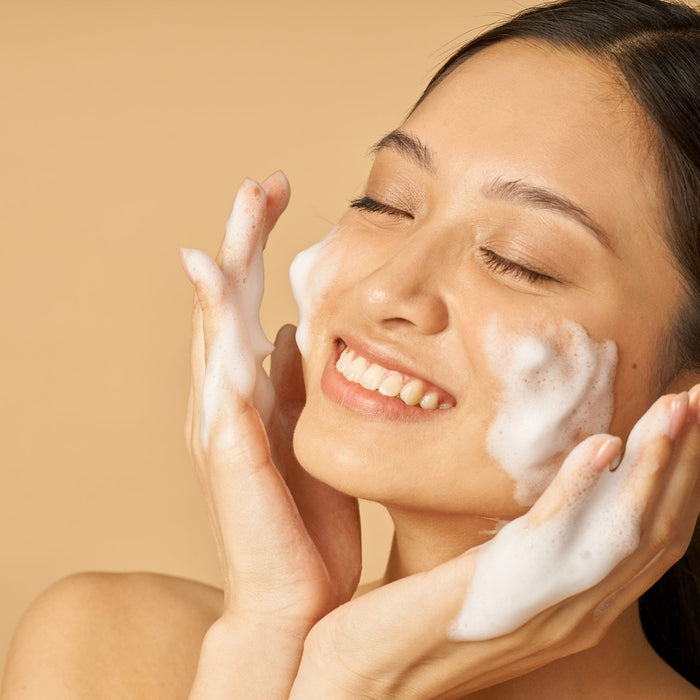Femme appliquant un soin sur le visage